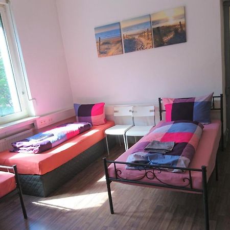 Nest City - Not A Hotel, Private Room With Shared Showers, No Parking, Breakfast, Or Kitchen, Towels Available For A Fee, Check-In 4 Pm To 11 Pm Констанц Екстер'єр фото