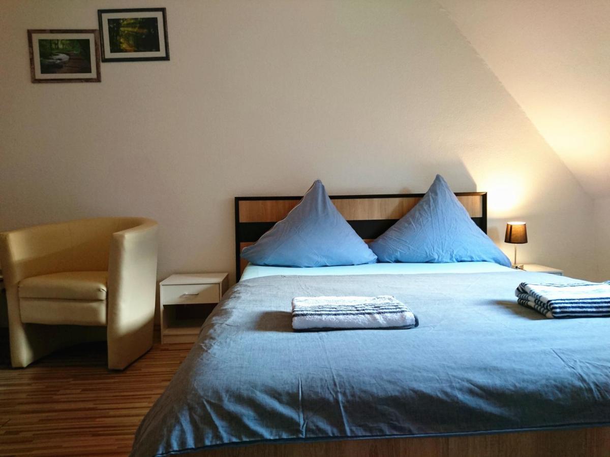 Nest City - Not A Hotel, Private Room With Shared Showers, No Parking, Breakfast, Or Kitchen, Towels Available For A Fee, Check-In 4 Pm To 11 Pm Констанц Екстер'єр фото