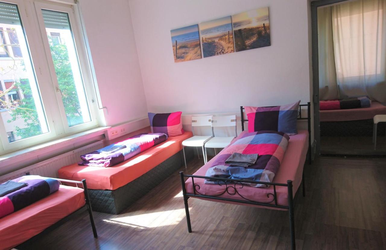 Nest City - Not A Hotel, Private Room With Shared Showers, No Parking, Breakfast, Or Kitchen, Towels Available For A Fee, Check-In 4 Pm To 11 Pm Констанц Екстер'єр фото