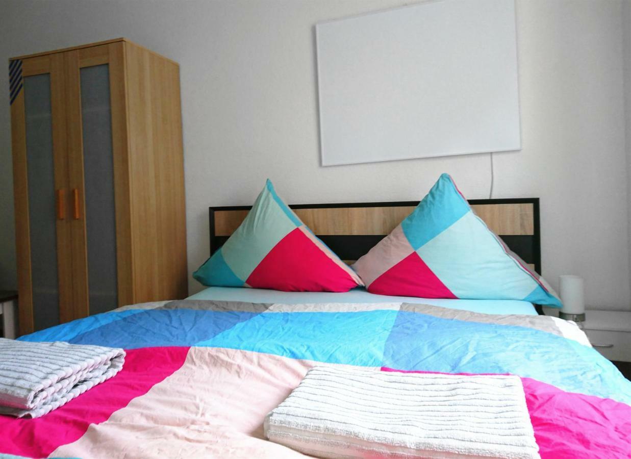 Nest City - Not A Hotel, Private Room With Shared Showers, No Parking, Breakfast, Or Kitchen, Towels Available For A Fee, Check-In 4 Pm To 11 Pm Констанц Екстер'єр фото